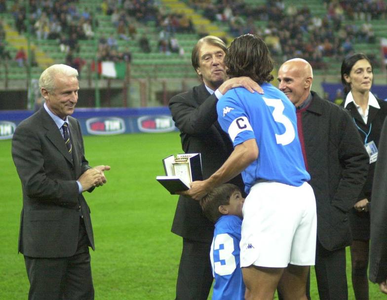 Cesare Maldini bacia il figlio Paolo, capitano della Nazionale prima di Italia-Romania del 2000